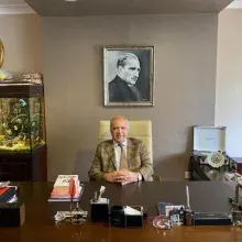 Uzm. Dr. Nihat Özkan — Dermatoloji, Ankara. Portre fotoğrafı.