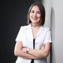Dt. Suhandan Çalışkan Tuğrul — Diş Hekimi, Mersin. Portre fotoğrafı.