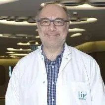 Prof. Dr. Talat Kırış — Beyin Ve Sinir Cerrahisi, İstanbul. Portre fotoğrafı.