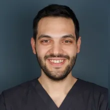 Dt. Hakkı Serdar Ünal — Diş Hekimi, İstanbul. Portre fotoğrafı.