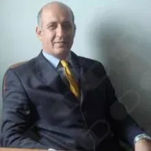 Prof. Dr. Bülent Canbaz — Beyin Ve Sinir Cerrahisi, İstanbul. Portre fotoğrafı.