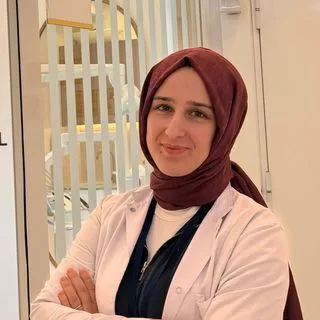 Dt. E. Şeyma İncecik Uğurlu — Diş Hekimi, İstanbul. Portre fotoğrafı.