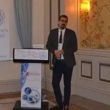 Uzm. Dr. Kadri Karaer — Tıbbi Genetik, Denizli. Portre fotoğrafı.