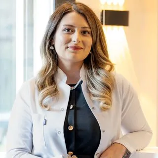Dt. Merve Taşkıran — Diş Hekimi, İzmir. Portre fotoğrafı.