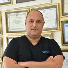 Dt. Ertuğrul Ümit Durgun — Diş Hekimi, İstanbul. Portre fotoğrafı.