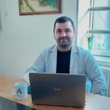 Uzm. Fzt. Aziz Nedim — Fizyoterapi Ve Rehabilitasyon, İstanbul. Portre fotoğrafı.