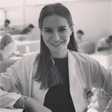 Dr. Öğr. Üyesi Neslihan Yılmaz — Çocuk Diş Hekimliği (Pedodonti), Adapazarı, Sakarya. Portre fotoğrafı.