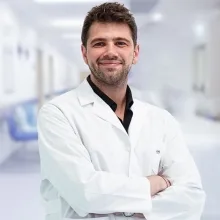 Op. Dr. Mert Ersan — Plastik Rekonstrüktif Ve Estetik Cerrahi, Ataşehir, İstanbul. Portre fotoğrafı.