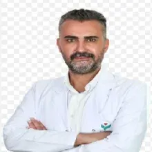 Op. Dr. Utku Nacak — Plastik Rekonstrüktif Ve Estetik Cerrahi, İzmir. Portre fotoğrafı.
