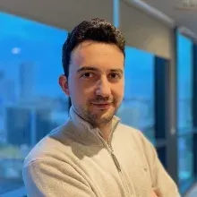 Op. Dr. Direnç Yiğit — Gastroenteroloji Cerrahisi, Antalya. Portre fotoğrafı.