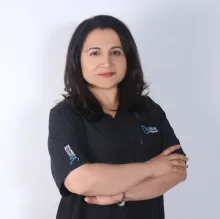 Dr. Gülden Gürel — Sertifikalı Medikal Estetik. Portre fotoğrafı.