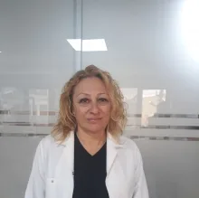 Dt. Arzu Soğancıoğlu — Diş Hekimi, İzmir. Portre fotoğrafı.