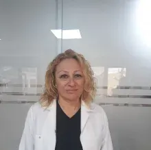 Dt. Arzu Soğancıoğlu — Diş Hekimi, İzmir. Portre fotoğrafı.