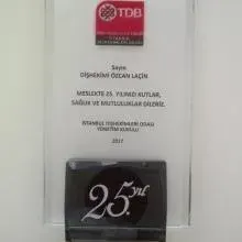 Dt. Özcan Laçin — Diş Hekimi, İstanbul. Portre fotoğrafı.