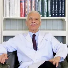 Prof. Dr. Yavuz Önol — İstanbul. Portre fotoğrafı.