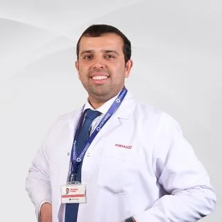 Op. Dr. Hekmatullah Hekmat — Göz Hastalıkları, Selçuklu, Konya. Portre fotoğrafı.