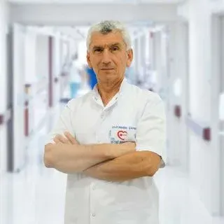 Uzm. Dr. Nedim Şahin — İç Hastalıkları, Osmangazi, Bursa. Portre fotoğrafı.