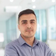 Dr. Dt. Seyfi Kelebek — Ağız Diş Ve Çene Cerrahisi, İzmir. Portre fotoğrafı.