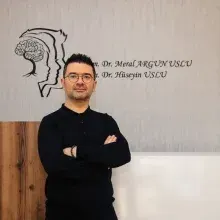 Uzm. Dr. Hüseyin Uslu — Çocuk ve Ergen Psikiyatrisi, Bursa. Portre fotoğrafı.
