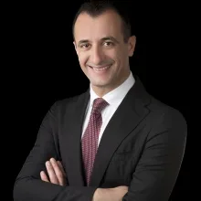 Prof. Dr. Hüseyin Onay — Tıbbi Genetik, İzmir. Portre fotoğrafı.