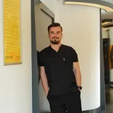 Dt. Egemen Özdemir — Diş Hekimi, Manisa. Portre fotoğrafı.