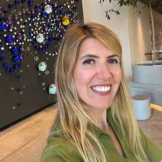 Uzm. Psk. Sinem Olcay — Psikoloji, İstanbul. Portre fotoğrafı.