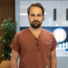 Dt. Çağdaş Yakın — Diş Hekimi, İstanbul. Portre fotoğrafı.