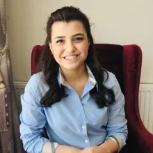 Dyt. Cansu Yavaşoğlu — Diyetisyen, İzmir. Portre fotoğrafı.