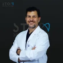 Dr. Dt. Hakan Akman — Antalya. Portre fotoğrafı.