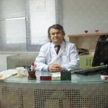 Dr. Mehmet Akgün — Sertifikalı Medikal Estetik, Ankara. Portre fotoğrafı.