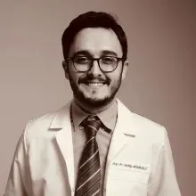 Doç. Dr. Sertaç Aksakallı — Ortodonti, İstanbul. Portre fotoğrafı.