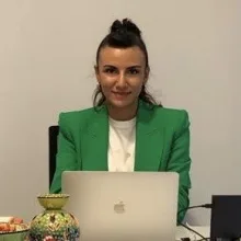 Fzt. Bilge Bilgiç — Fizyoterapi Ve Rehabilitasyon. Portre fotoğrafı.