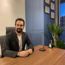 Op. Dr. Mustafa Ekrem Güleş — Plastik Rekonstrüktif Ve Estetik Cerrahi, İstanbul. Portre fotoğrafı.