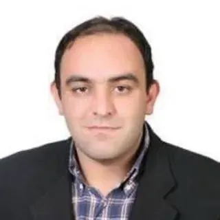 Doç. Dr. Savaş Karataş — Endokrinoloji Ve Metabolizma Hastalıkları, İstanbul. Portre fotoğrafı.