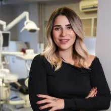 Dt. Yağmur Çömlekçioğlu — Diş Hekimi, İstanbul. Portre fotoğrafı.