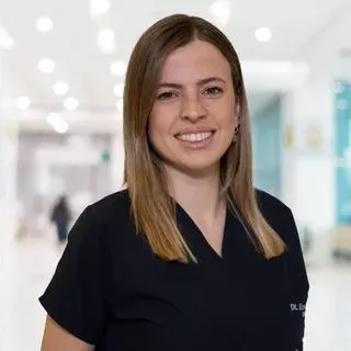 Dr. Dt. Ecem Ağırbaş — İzmir. Portre fotoğrafı.