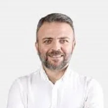 Uzm. Dr. Savaş Kudaş — Spor Hekimliği, Çankaya, Ankara. Portre fotoğrafı.