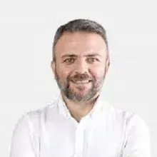 Uzm. Dr. Savaş Kudaş — Spor Hekimliği, Çankaya, Ankara. Portre fotoğrafı.