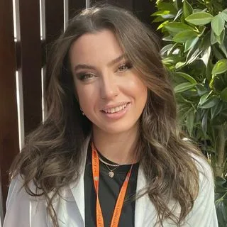 Psk. Aslı Yıldız — Psikoloji, İstanbul. Portre fotoğrafı.