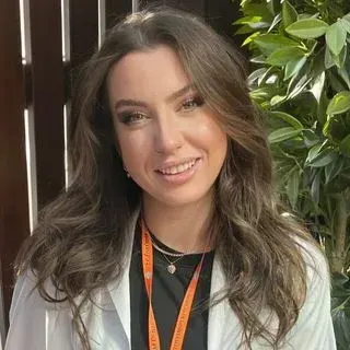 Psk. Aslı Yıldız — Psikoloji, İstanbul. Portre fotoğrafı.