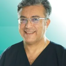 Doç. Dr. Tayfun Türkaslan — Plastik Rekonstrüktif Ve Estetik Cerrahi, İstanbul. Portre fotoğrafı.