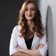 Fzt. Sinem Çiçek — Fizyoterapi Ve Rehabilitasyon. Portre fotoğrafı.