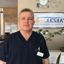 Dt. Bülent Aksak — Diş Hekimi, Osmaniye. Portre fotoğrafı.