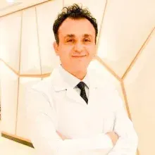 Uzm. Dr. Engin Aynacı — Göğüs Hastalıkları, İstanbul. Portre fotoğrafı.
