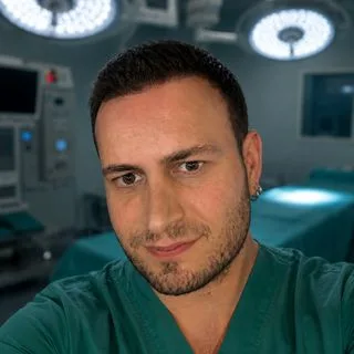 Op. Dr. Aydın Görkem Özdemir — Plastik Rekonstrüktif Ve Estetik Cerrahi, İzmir. Portre fotoğrafı.