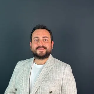 Op. Dr. Abdullah Çalık — Plastik Rekonstrüktif Ve Estetik Cerrahi, İstanbul. Portre fotoğrafı.