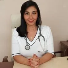Uzm. Dr. Sevin Karalar — Göğüs Hastalıkları, İstanbul. Portre fotoğrafı.