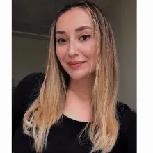 Psk. Melike Cömert — Psikoloji. Portre fotoğrafı.