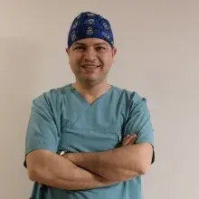 Op. Dr. Mehmet Ersin Gönüllü — Plastik Rekonstrüktif Ve Estetik Cerrahi, İstanbul. Portre fotoğrafı.