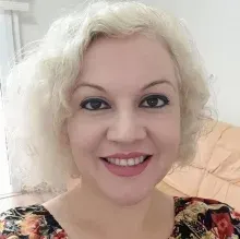 Psk. Raziye Özcan — Psikoloji, İzmir. Portre fotoğrafı.